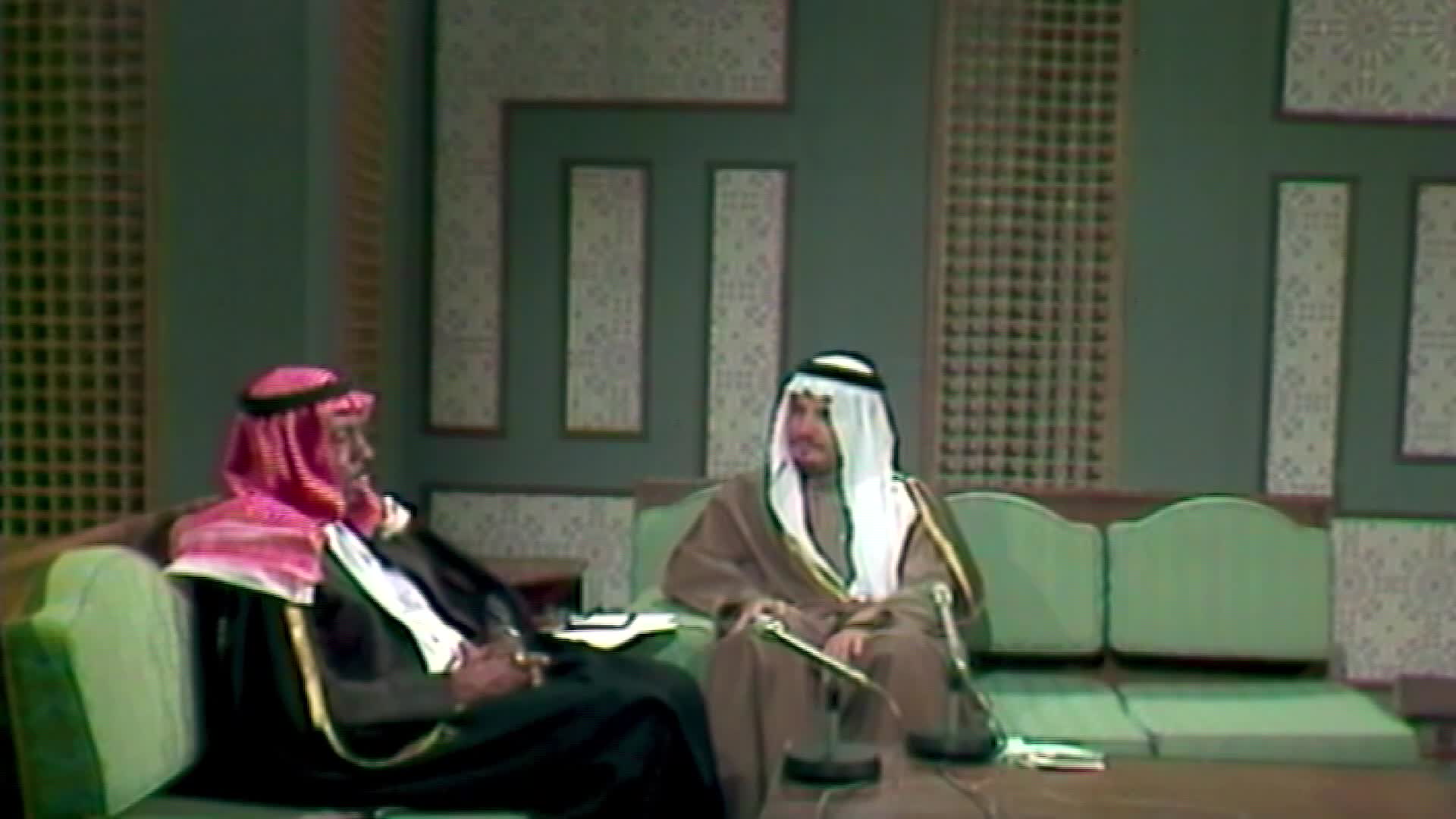 هل العوجا ملصق