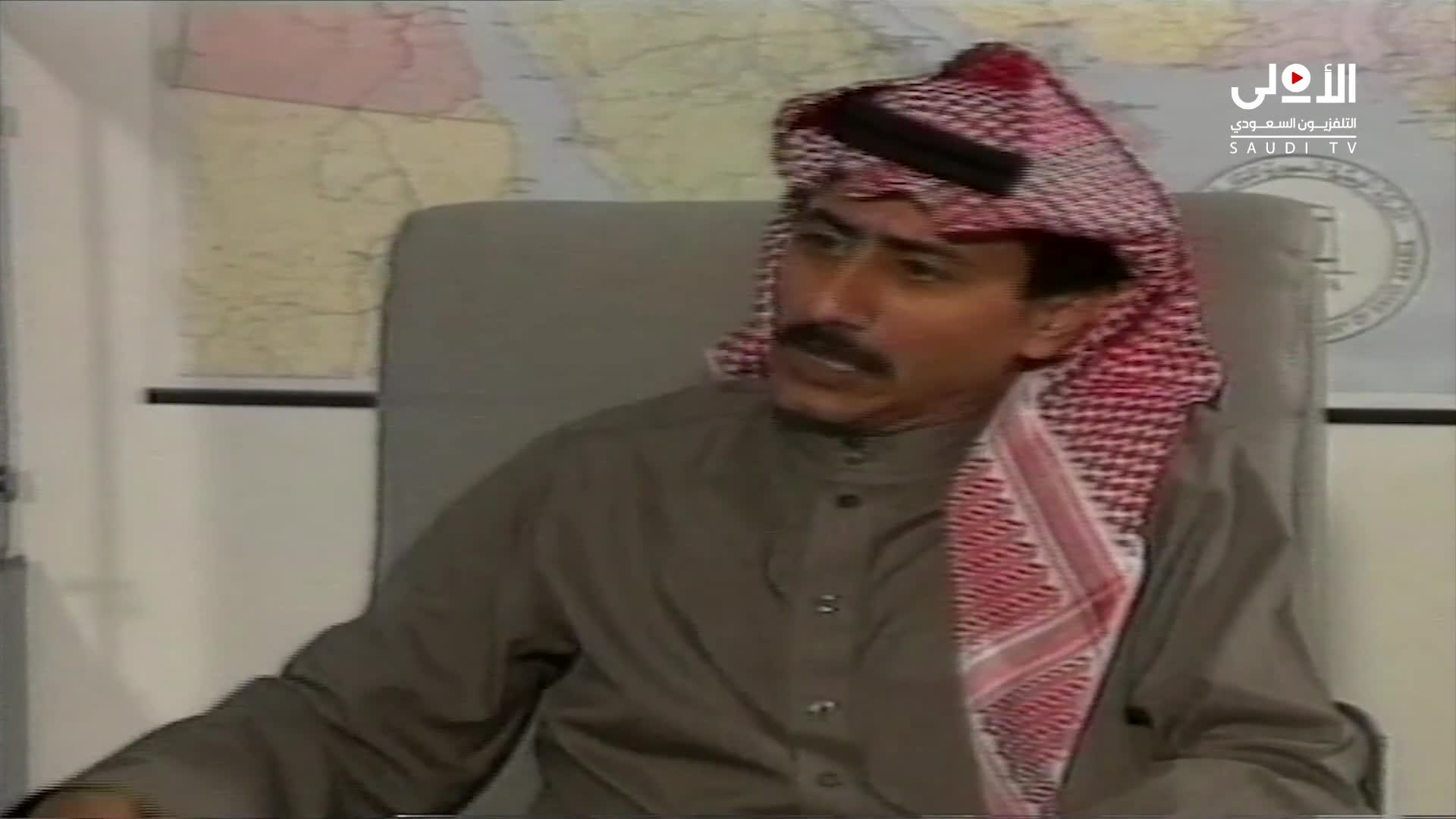  ما حك جلدك مثل ظفرك ملصق