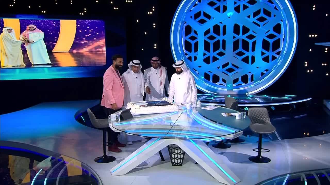 الحلقة 290 ملصق