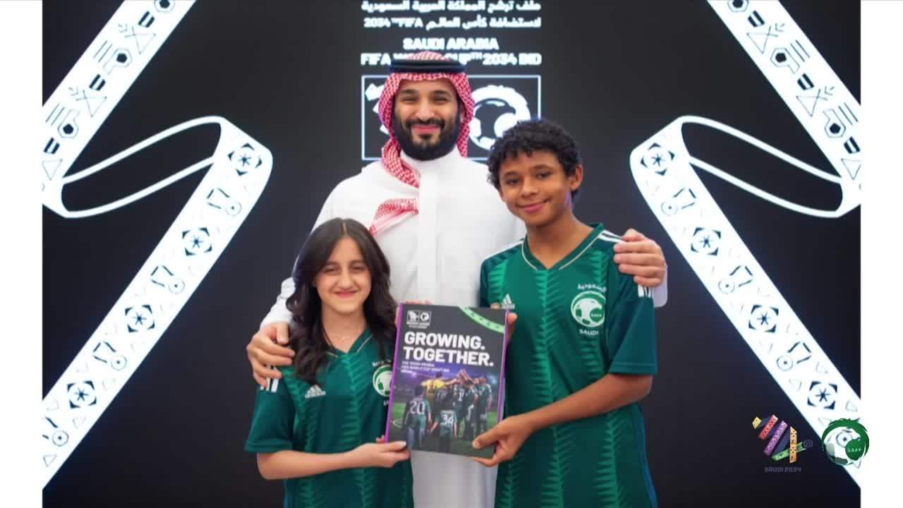 أهلاً بالعالم في مونديال 2034 بالمملكة العربية السعودية ملصق